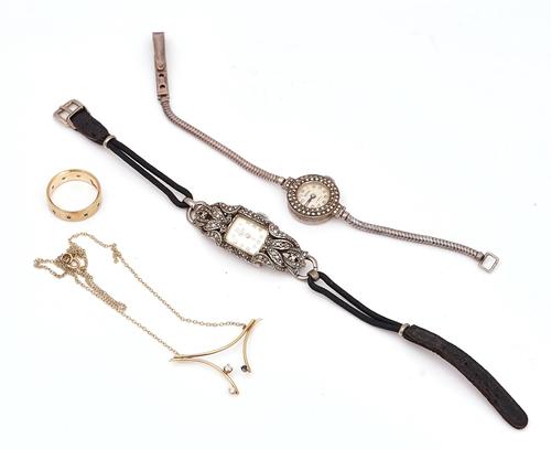 A 9CT GOLD ETERNITY RING AND THREE FURTHER ITEMS (4)