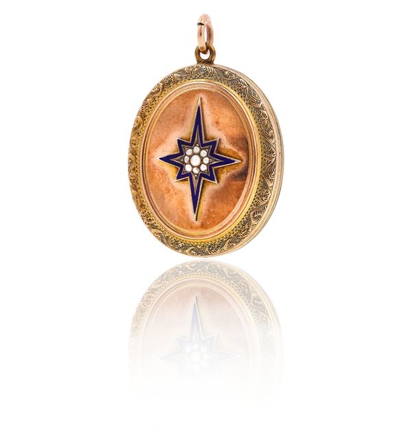 A GOLD BACK AND FRONT OVAL PENDANT LOCKET
