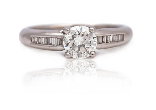 AN 18CT WHITE GOLD AND DIAMOND RING