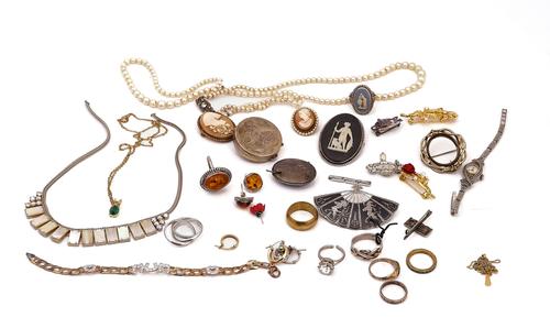 A GOLD PENDANT CROSS WITH A GOLD NECKCHAIN AND FURTHER JEWELLERY (QTY)