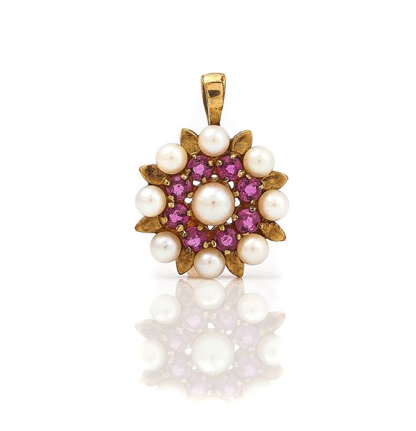 A 9CT GOLD, RUBY AND DIAMOND CLUSTER PENDANT