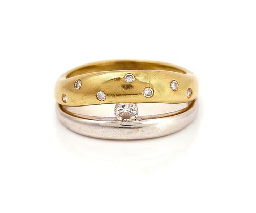 A TWO COLOUR GOLD AND DIAMOND RING