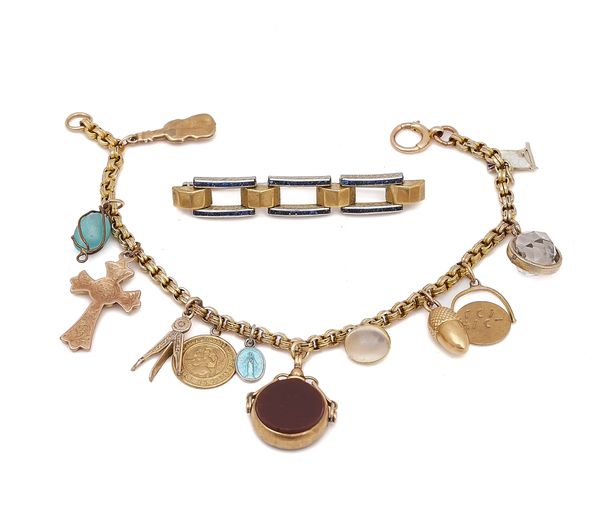 A GOLD BRACELET FITTED WITH TWELVE PENDANTS AND CHARMS AND A BROOCH (2)