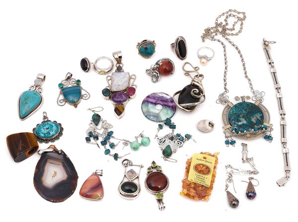 A GROUP OF JEWELLERY, INCLUDING SOME SILVER MOUNTED (QTY)