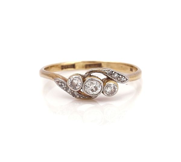 A 14CT GOLD AND DIAMOND THREE STONE RING