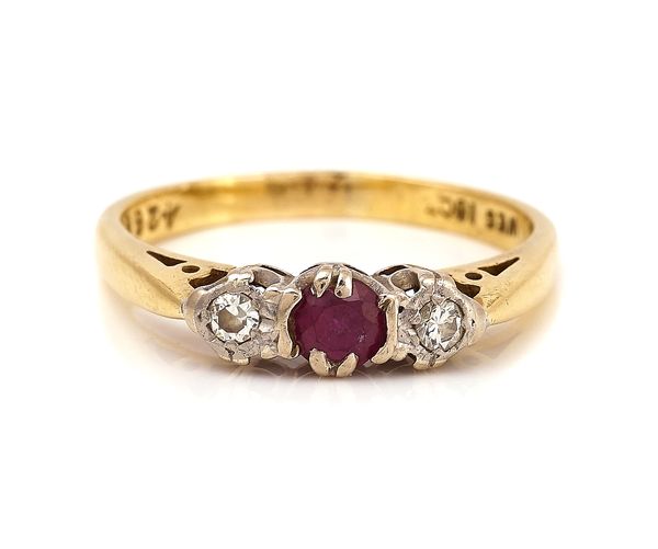 A GOLD, RUBY AND DIAMOND THREE STONE RING