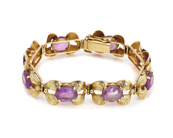 A GOLD AND AMETHYST BRACELET
