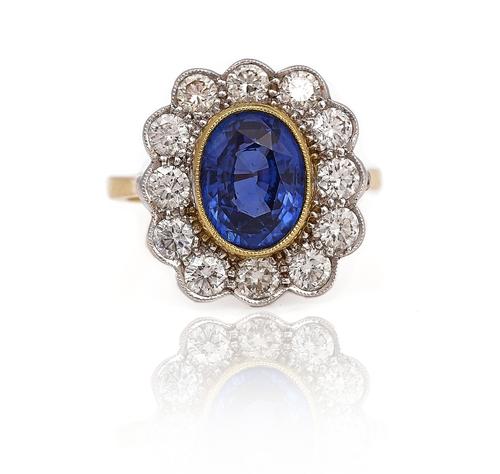 AN 18CT GOLD, SAPPHIRE AND DIAMOND OVAL CLUSTER RING