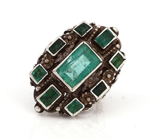 AN EMERALD SET DRESS RING