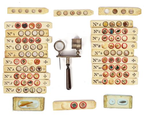 A HORN HANDLED FLEA GLASS / BOTANICAL MICROSCOPE WITH A COLLECTION OF BONE SLIDERS