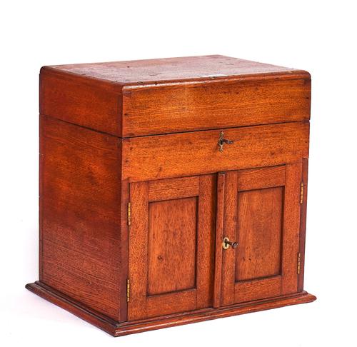 AN EARLY 20TH CENTURY OAK BOX, POSSIBLY FOR A MICROSCOPE