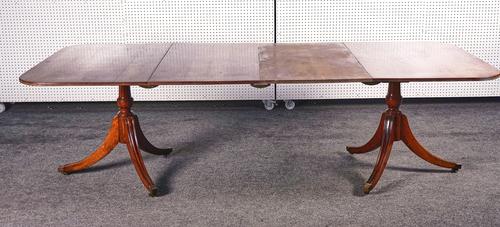 A REGENCY STYLE MAHOGANY PEDESTAL EXTENDING DINING TABLE
