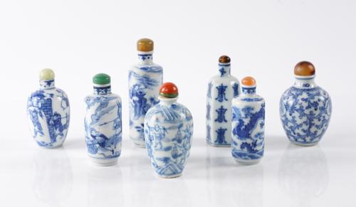 A GROUP OF SEVEN CHINESE PORCELAIN BLUE AND WHITE SNUFF BOTTLES (7)