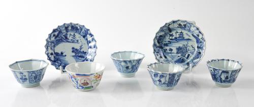 A SMALL GROUP OF CHINESE TEABOWLS AND SAUCERS ( 7)