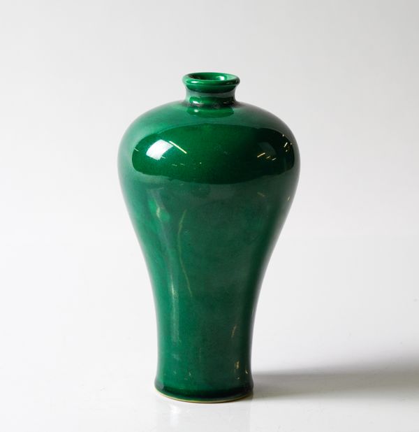 A SMALL CHINESE INVERTED BALUSTER VASE