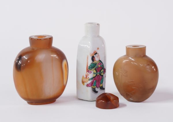 A CHINESE BROWN HARDSTONE SNUFF BOTTLE