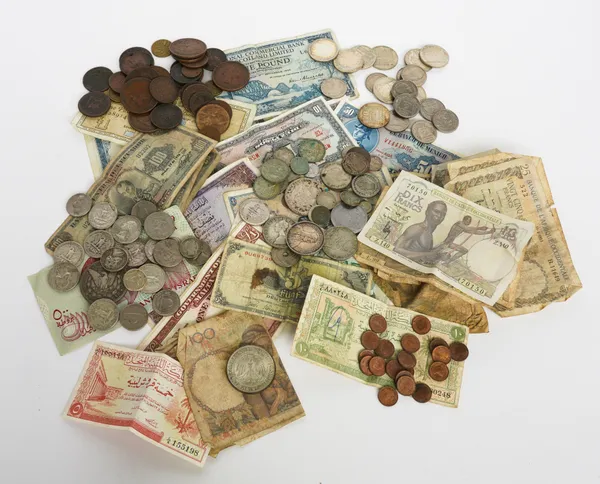 A COLLECTION OF FOREIGN COINS AND BANK NOTES (QTY)