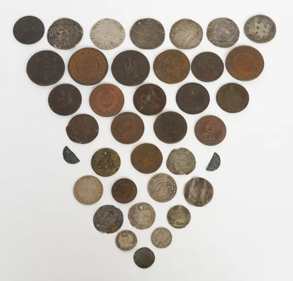 A GROUP OF BRITISH COINS AND TOKENS (QTY)