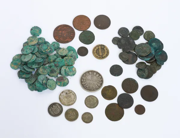 A COLLECTION OF ROMAN AND FOREIGN COINS (QTY)