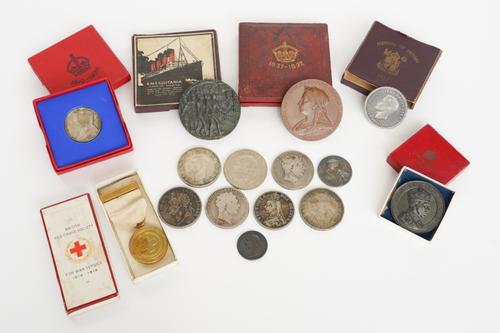 A GROUP OF BRITISH COINS AND MEDALLIONS (16)