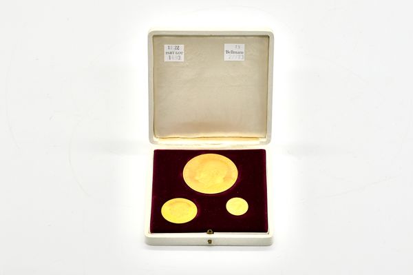 A SET OF THREE 18CT GOLD MEDALLIONS COMMEMORATING SIR WINSTON CHURCHILL