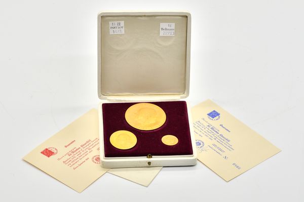 A SET OF THREE 18CT GOLD MEDALLIONS COMMEMORATING SIR WINSTON CHURCHILL