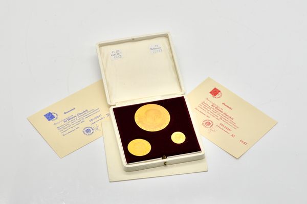 A SET OF THREE 18CT GOLD MEDALLIONS COMMEMORATING SIR WINSTON CHURCHILL