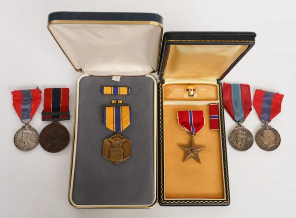 A QUANTITY OF MOSTLY BRITISH AND AMERICAN MEDALS (QTY)