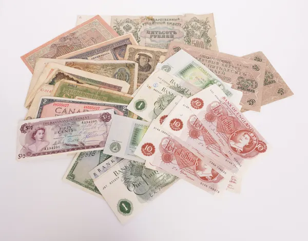 A COLLECTION OF BRITISH AND FOREIGN BANKNOTES