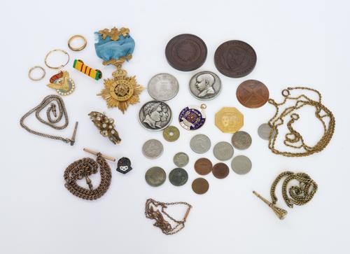 A GROUP OF MEDALLIONS, COINS AND FURTHER ITEMS (QTY)
