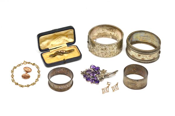 A SILVER AND AMETHYST BROOCH AND EIGHT FURTHER ITEMS (9)