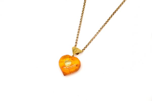 A GOLD MOUNTED AMBER PENDANT WITH A GOLD NECKCHAIN (2)