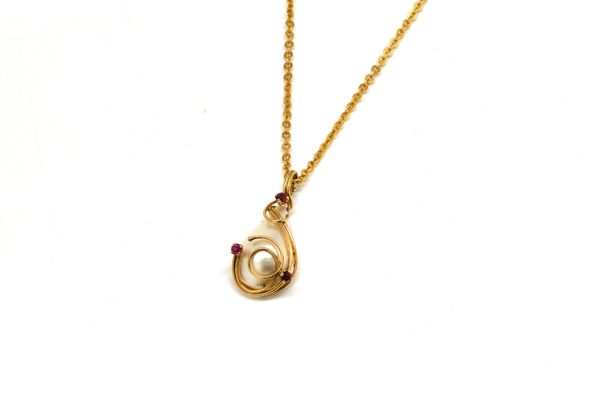 A 9CT GOLD, BLISTER PEARL AND RUBY PENDANT WITH A NECKCHAIN (2)