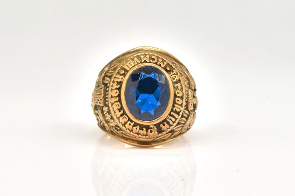 AN AMERICAN GOLD COLLEGE RING