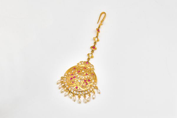 A GOLD SYNTHETIC RUBY, COLOURLESS GEMA DN FRESHWATER CULTURED PEARL PENDANT