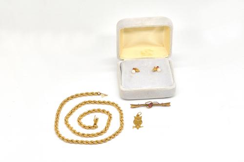 A GOLD ROPETWIST LINK NECKCHAIN AND THREE FURTHER ITEMS (4)