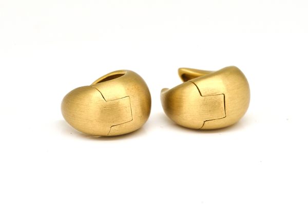 A PAIR OF 9CT GOLD EARRINGS