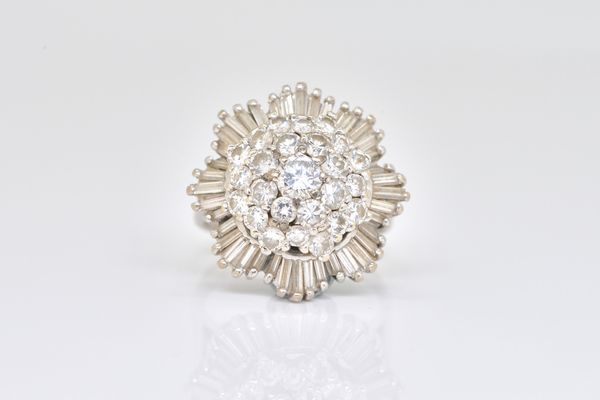 A WHITE GOLD AND DIAMOND CLUSTER RING