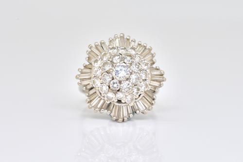 A WHITE GOLD AND DIAMOND CLUSTER RING