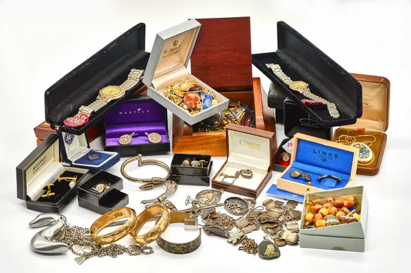 A GROUP OF MOSTLY SILVER JEWELLERY (QTY)