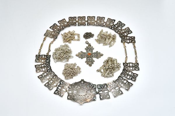 A COLLECTION OF SILVER CHAINS, A SILVER PLATED BELT AND A SILVER PENDANT CROSS (8)