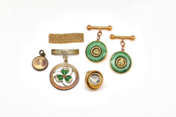 A PAIR OF GOLD MOUNTED JADE CUFFLINKS AND FOUR FURTHER ITEMS (6)