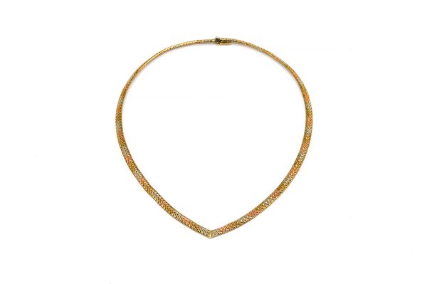 A 9CT THREE COLOUR GOLD COLLAR NECKLACE