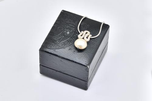 A VERSACE WHITE GOLD, DIAMOND AND MABE PEARL PENDANT