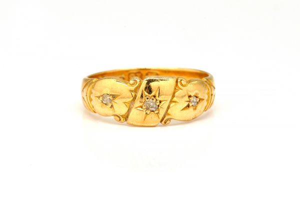 AN 18CT GOLD AND DIAMOND THREE STONE RING