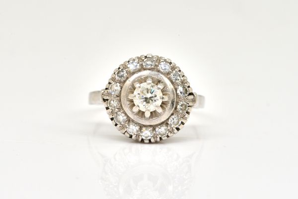 AN 18CT WHITE GOLD AND DIAMOND CLUSTER RING