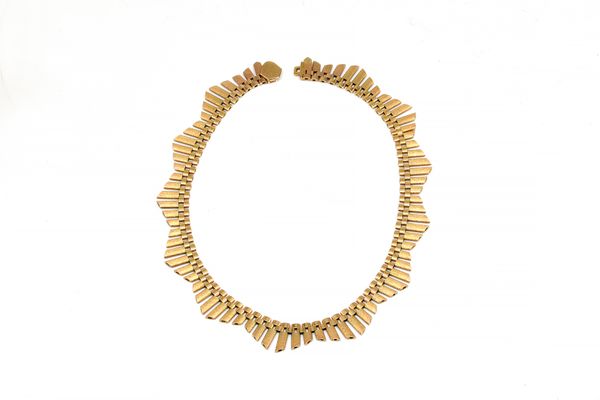 A 9CT GOLD COLLAR NECKLACE