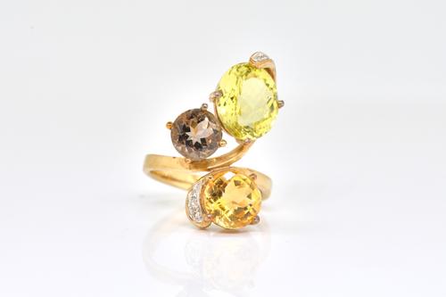 A 9 CT GOLD, CITRINE AND SMOKY QUARTZ RING