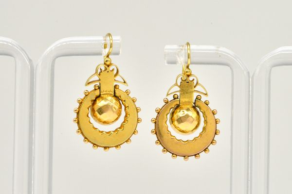 A PAIR OF ETRUSCAN STYLE GOLD EARRINGS