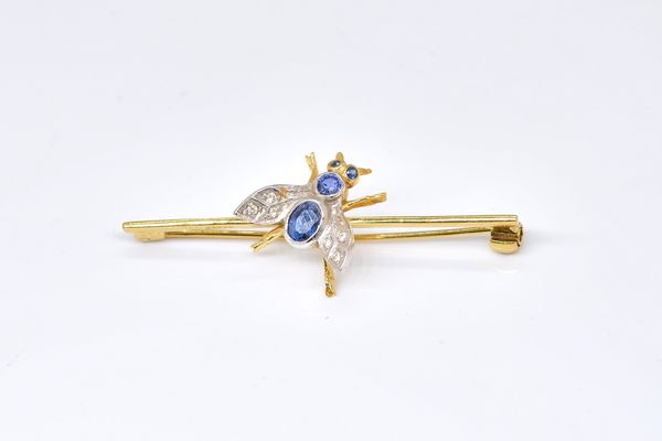 AN 18CT GOLD, SAPPHIRE AND DIAMOND FLY BAR BROOCH